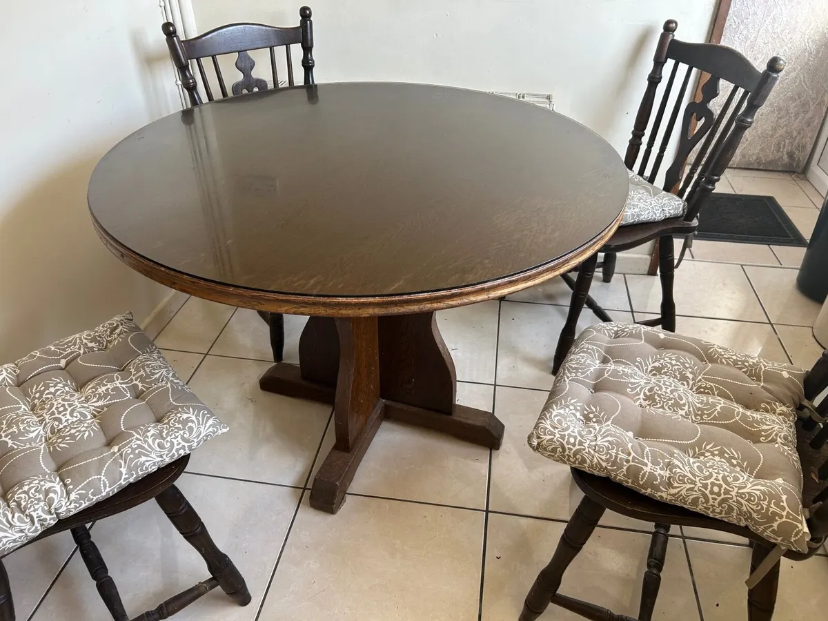 Kitchen table and chairs - Image 1