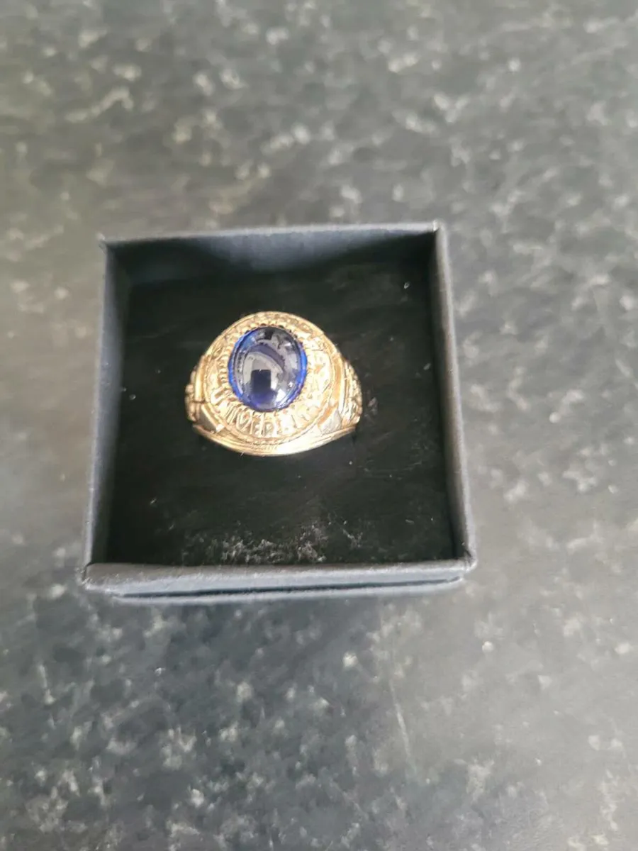 Gold ring - Image 1