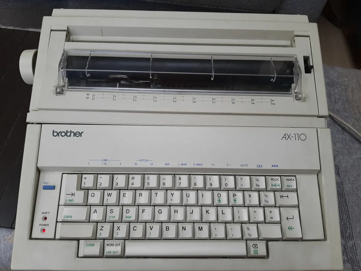 Electronic Typewriter - Image 2