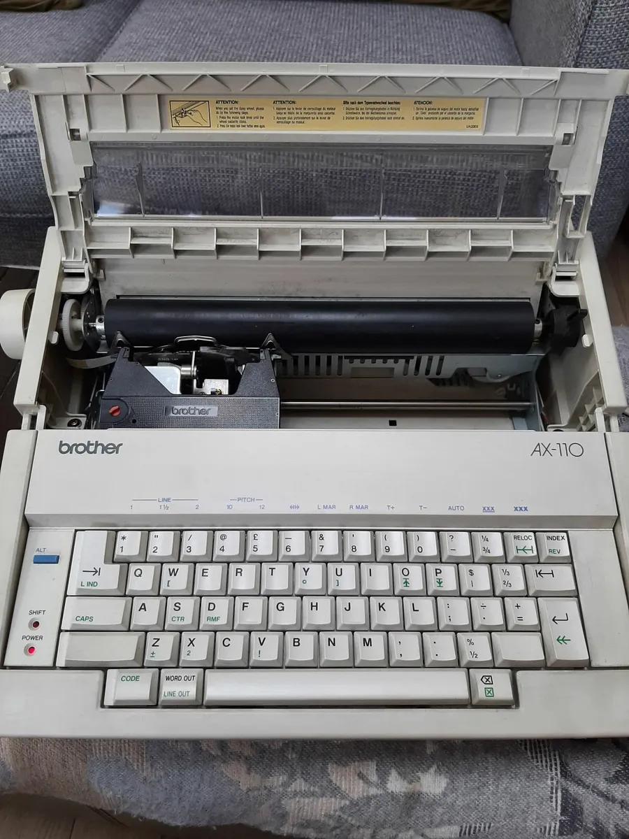 Electronic Typewriter - Image 3
