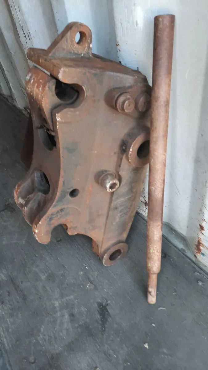 Quick hitch..JCB 3CX..like new - Image 3
