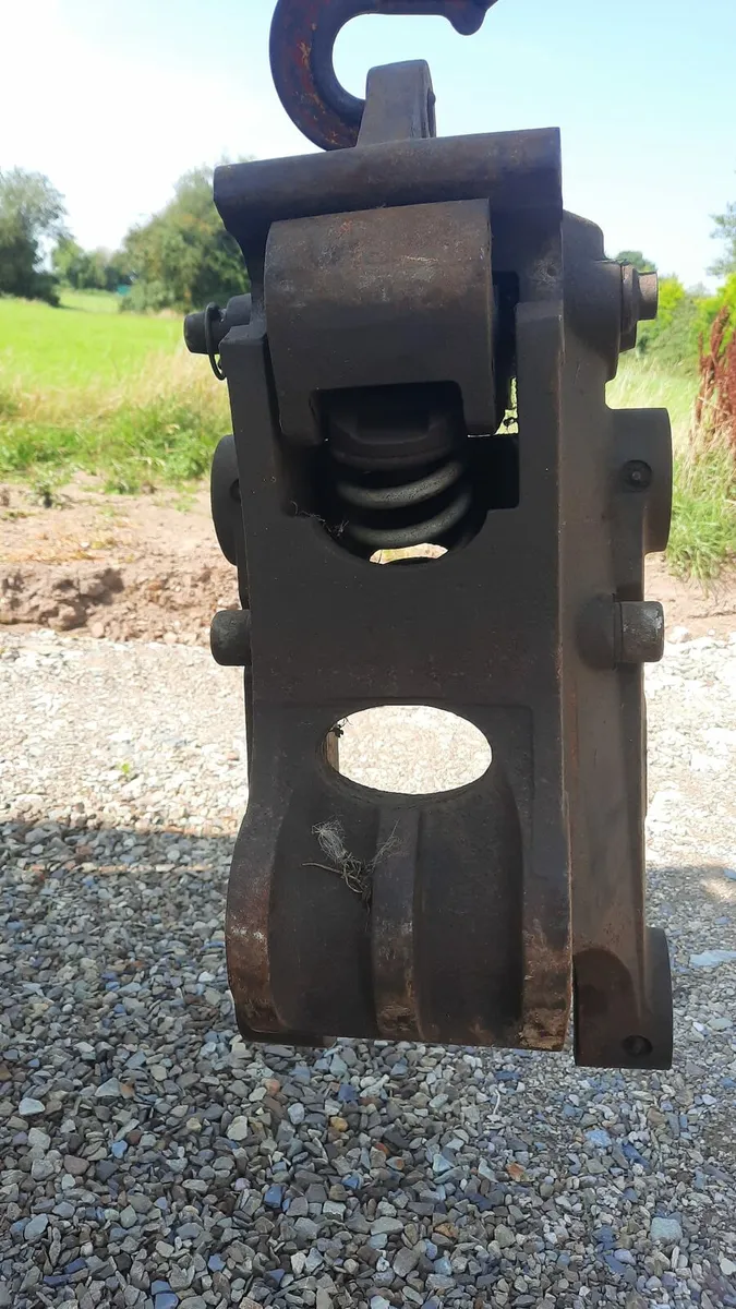 Quick hitch..JCB 3CX..like new - Image 4