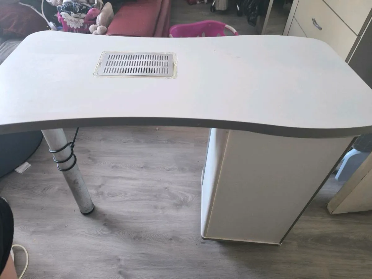 Nails technician table - Image 1