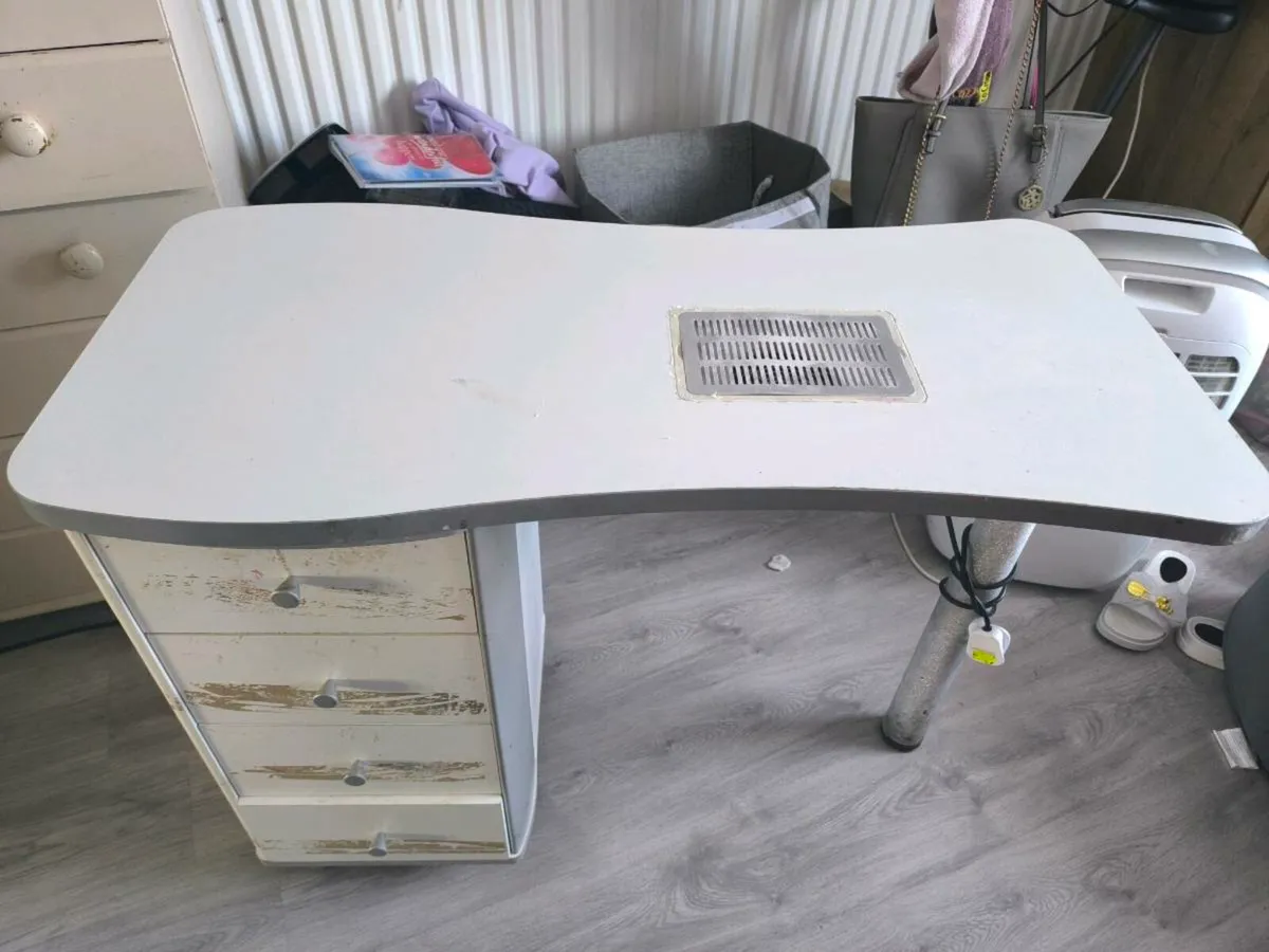 Nails technician table - Image 2