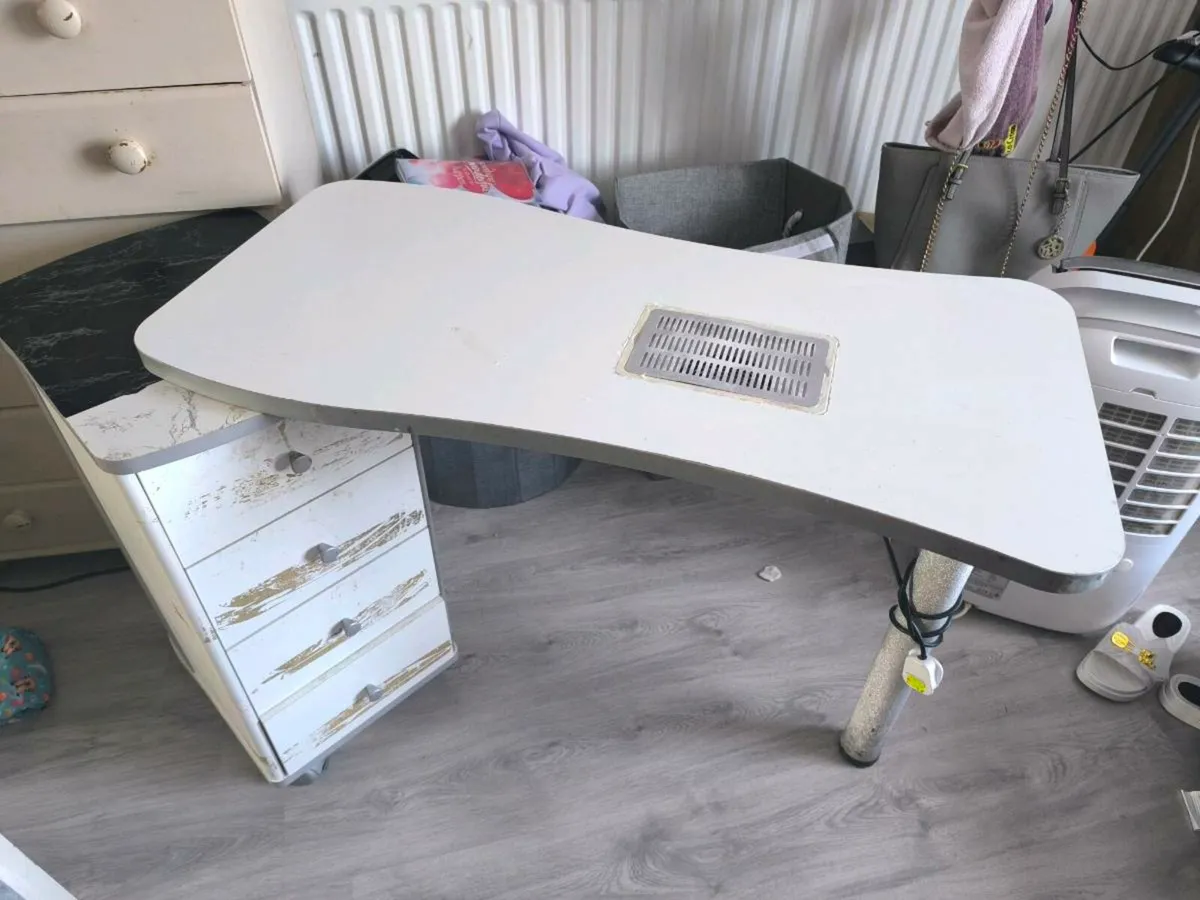 Nails technician table - Image 4