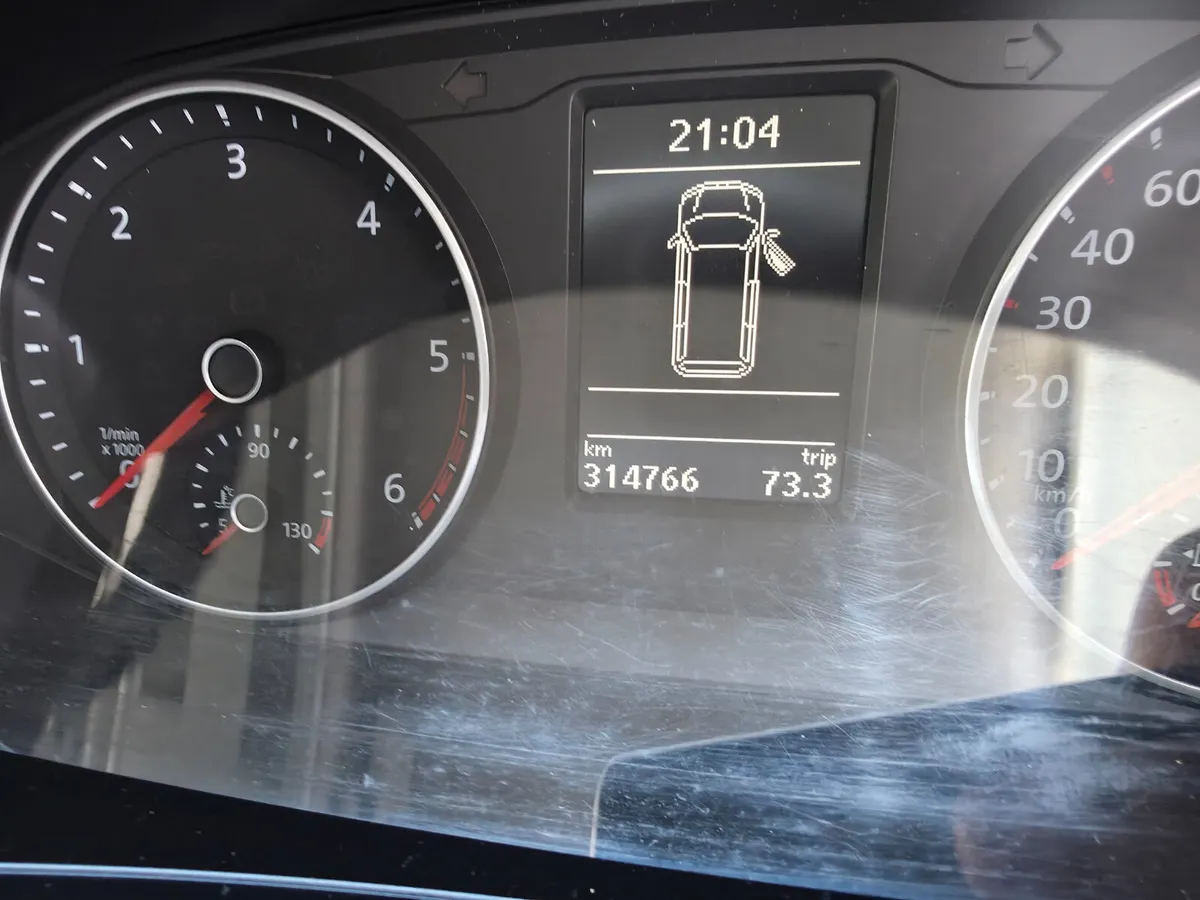 2018 Volkswagen Transporter *DOE 10-25 TAX 02-26* - Image 3