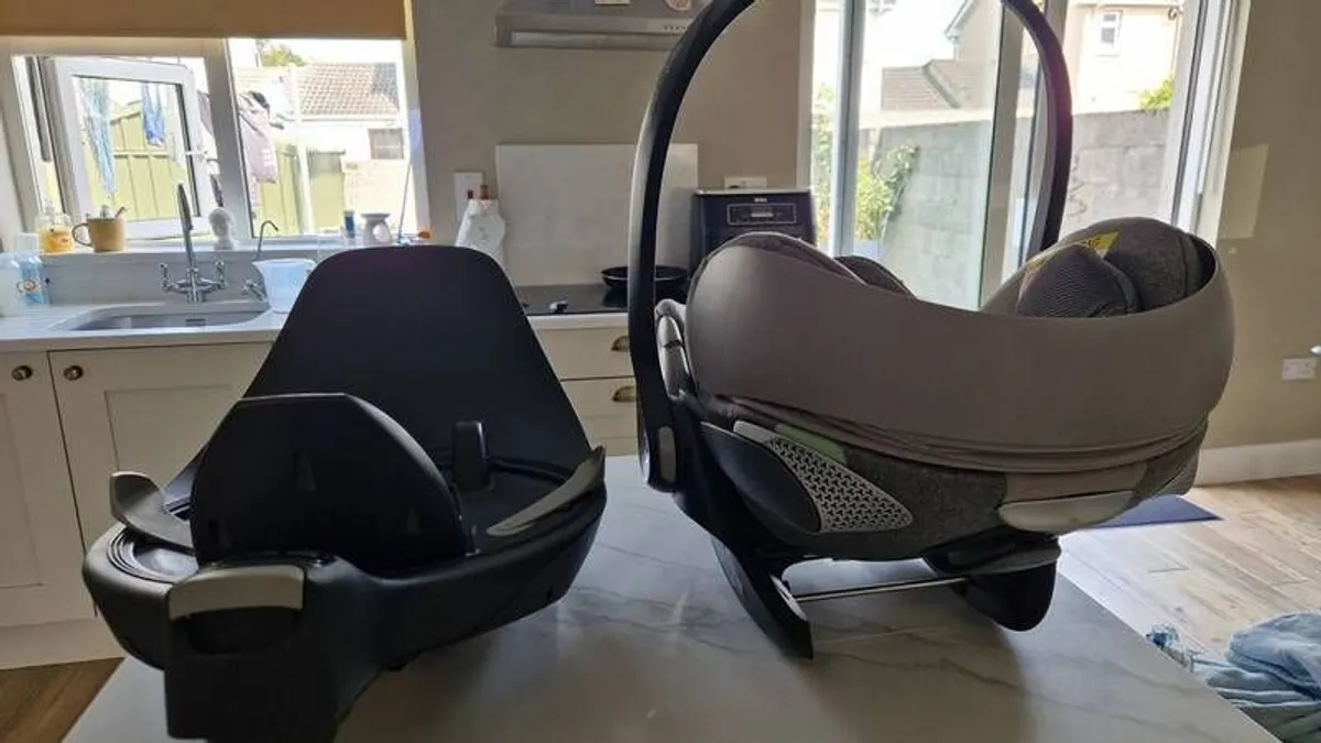 Cybex Cloud T infant car seat bundle - Image 4