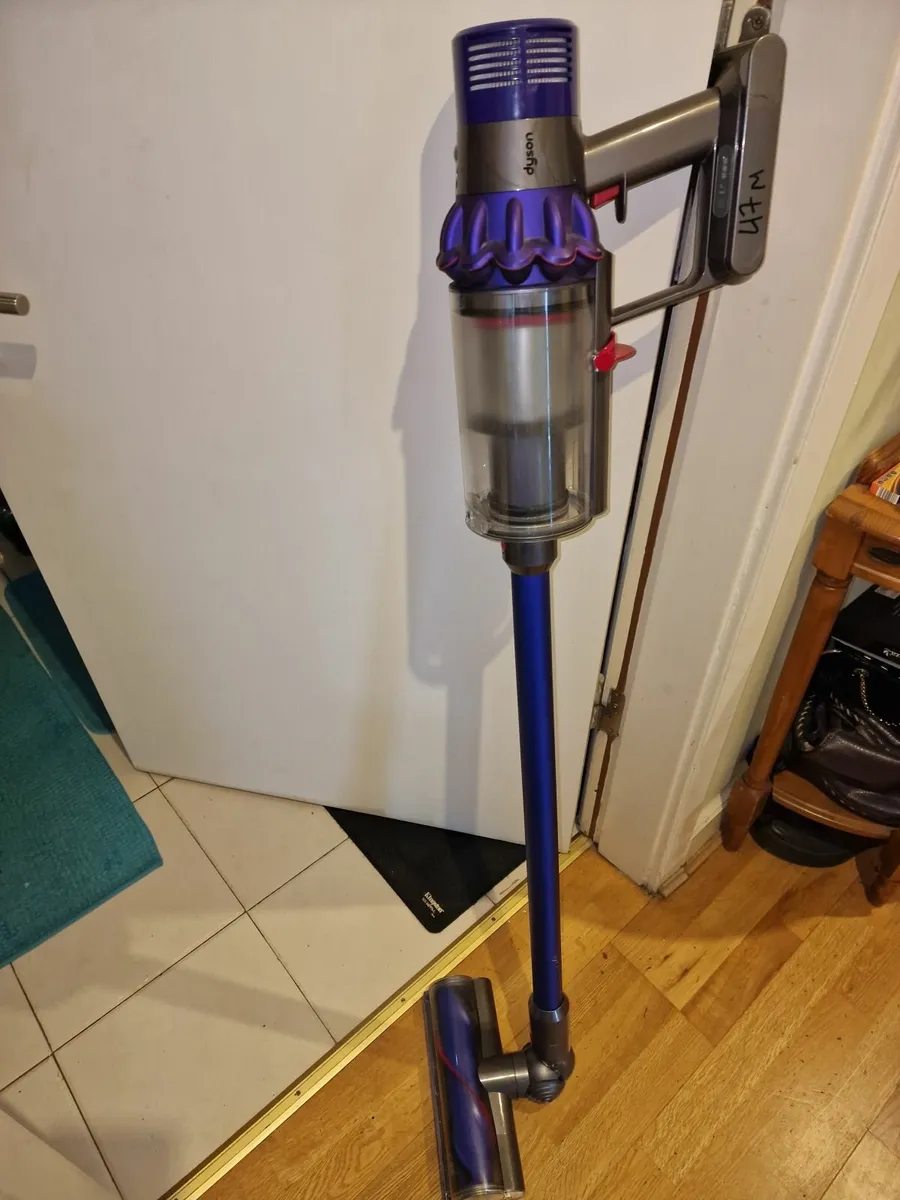 Dyson V10 - Image 1