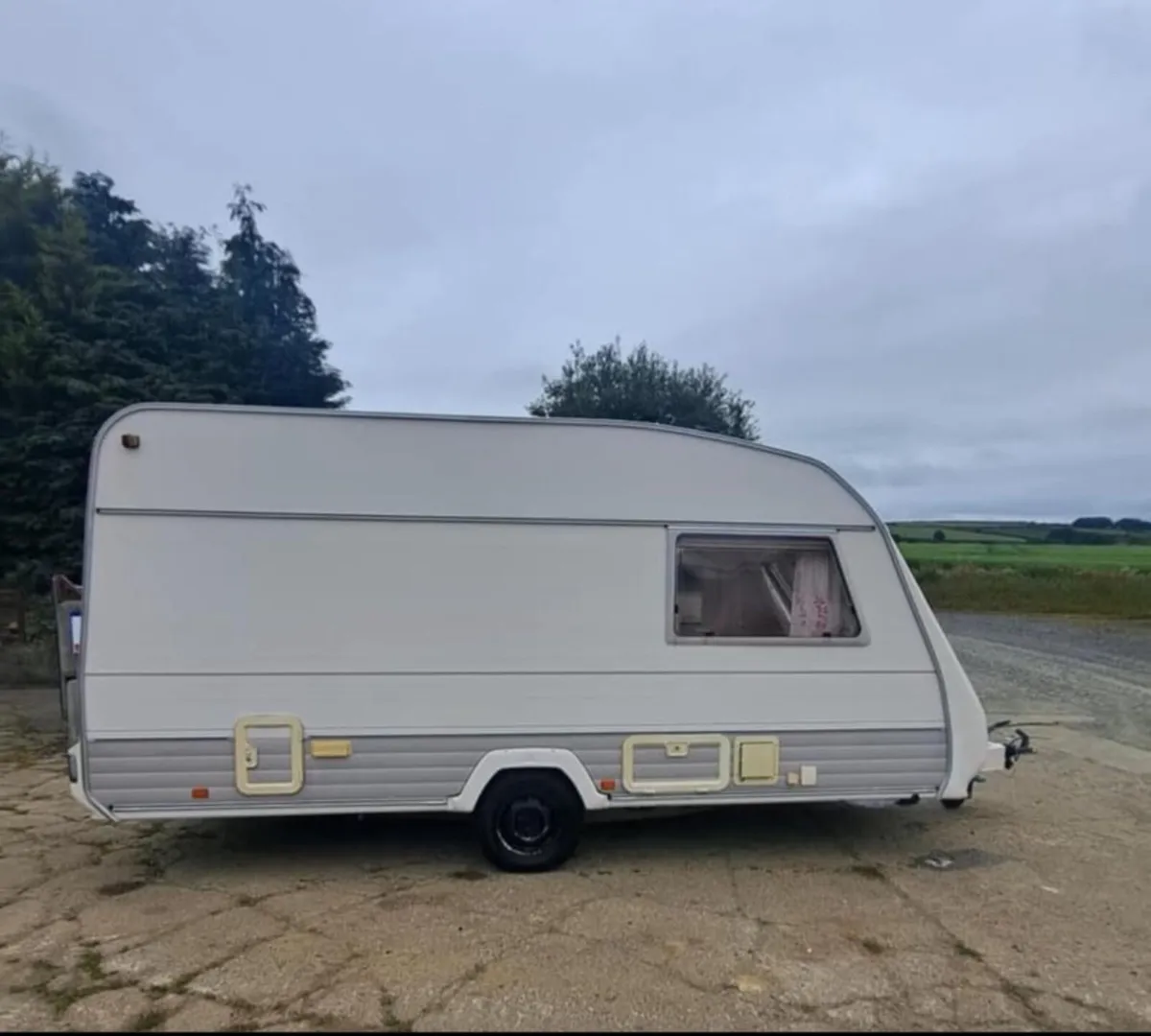 4 berth caravan and full awning - Image 3
