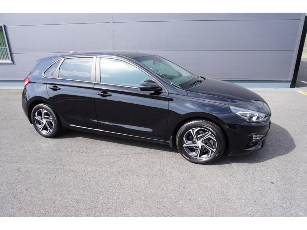 Hyundai i30 DELUXE 1.6 CRDI - Image 2