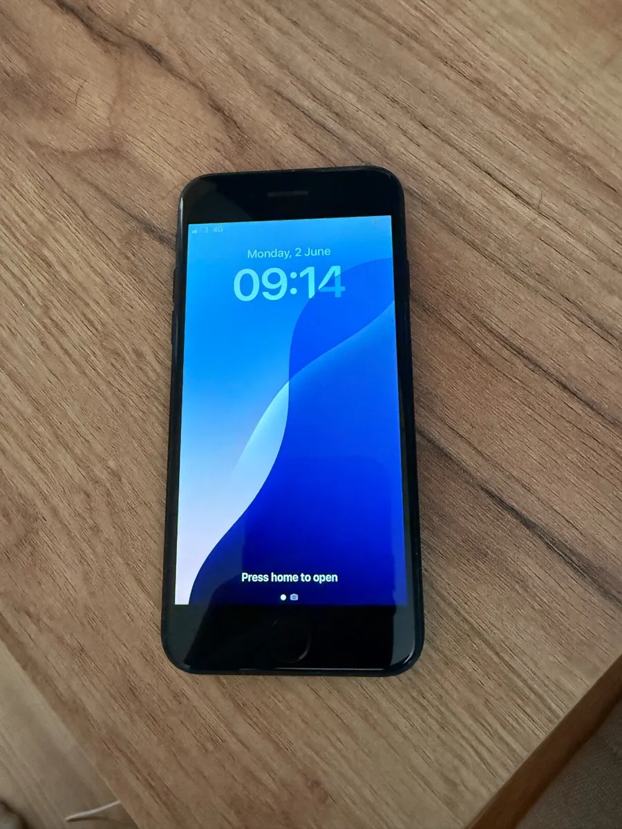 iPhone SE 2020 Black - Image 1