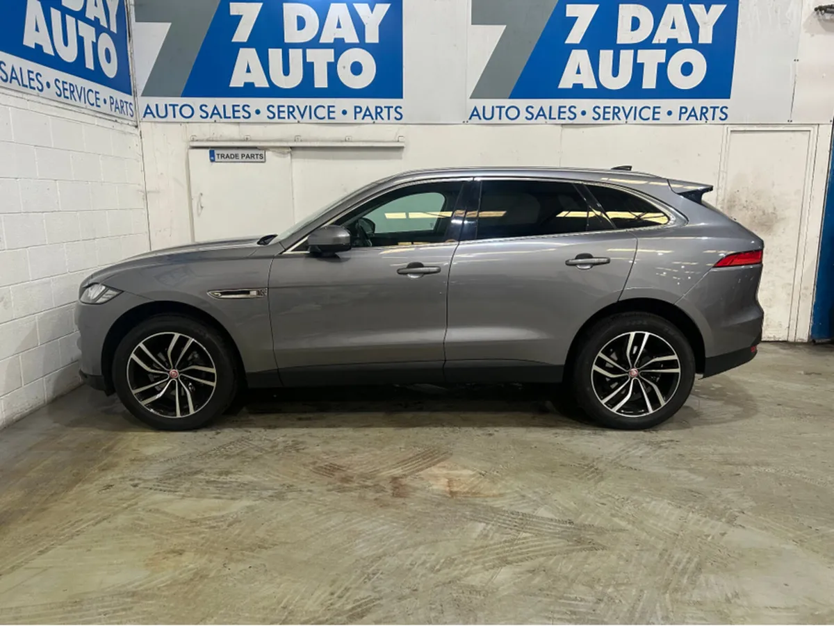 Jaguar F-Pace CHEQUERED FLAG PAN ROOF AUTO - Image 4
