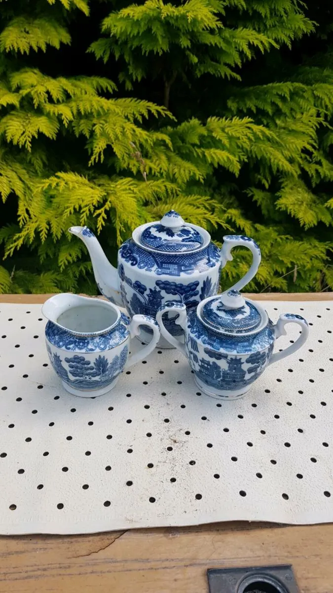 Willow tea set imitation possible to post
