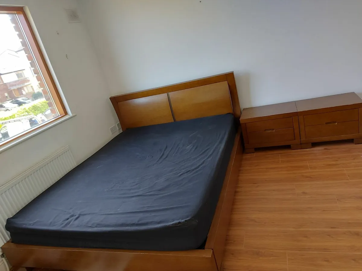 Bed + mattress and two side lockers - Image 1