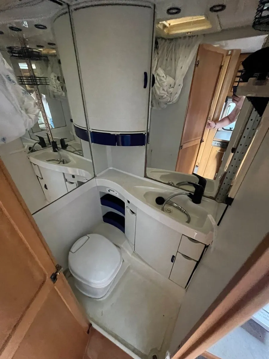 Hymer Caravan 4 Berth - Image 4