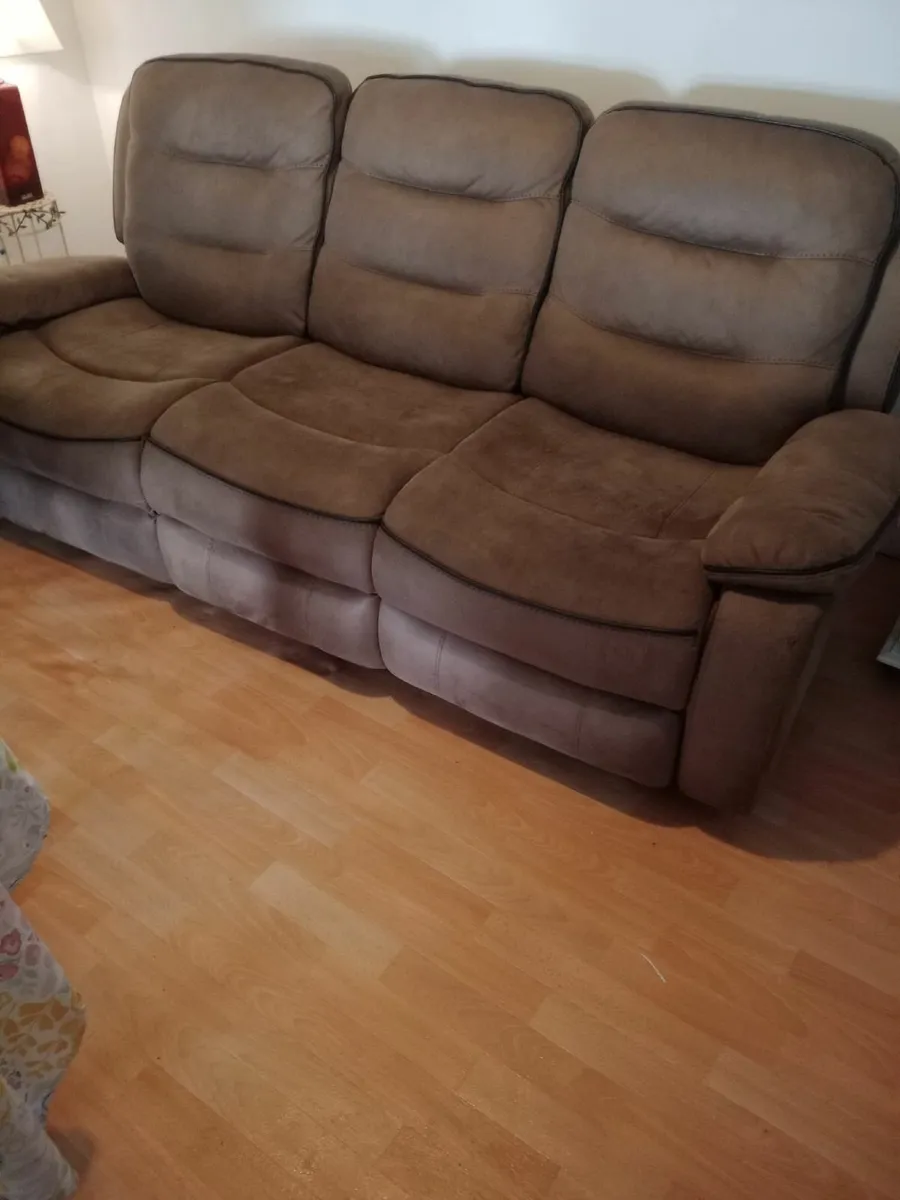 3 seater brown leather recliner sofa - Image 1