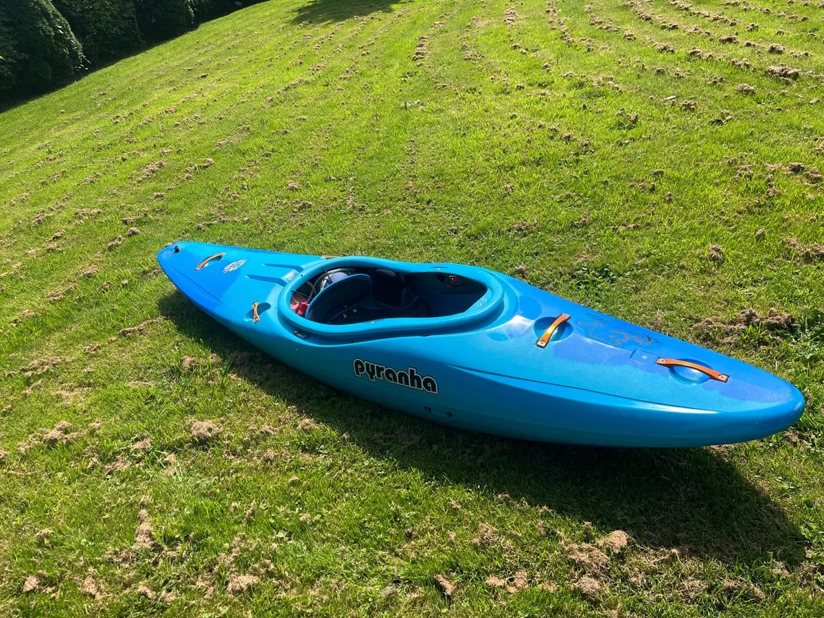 Kayak and kayaking gear - Image 4