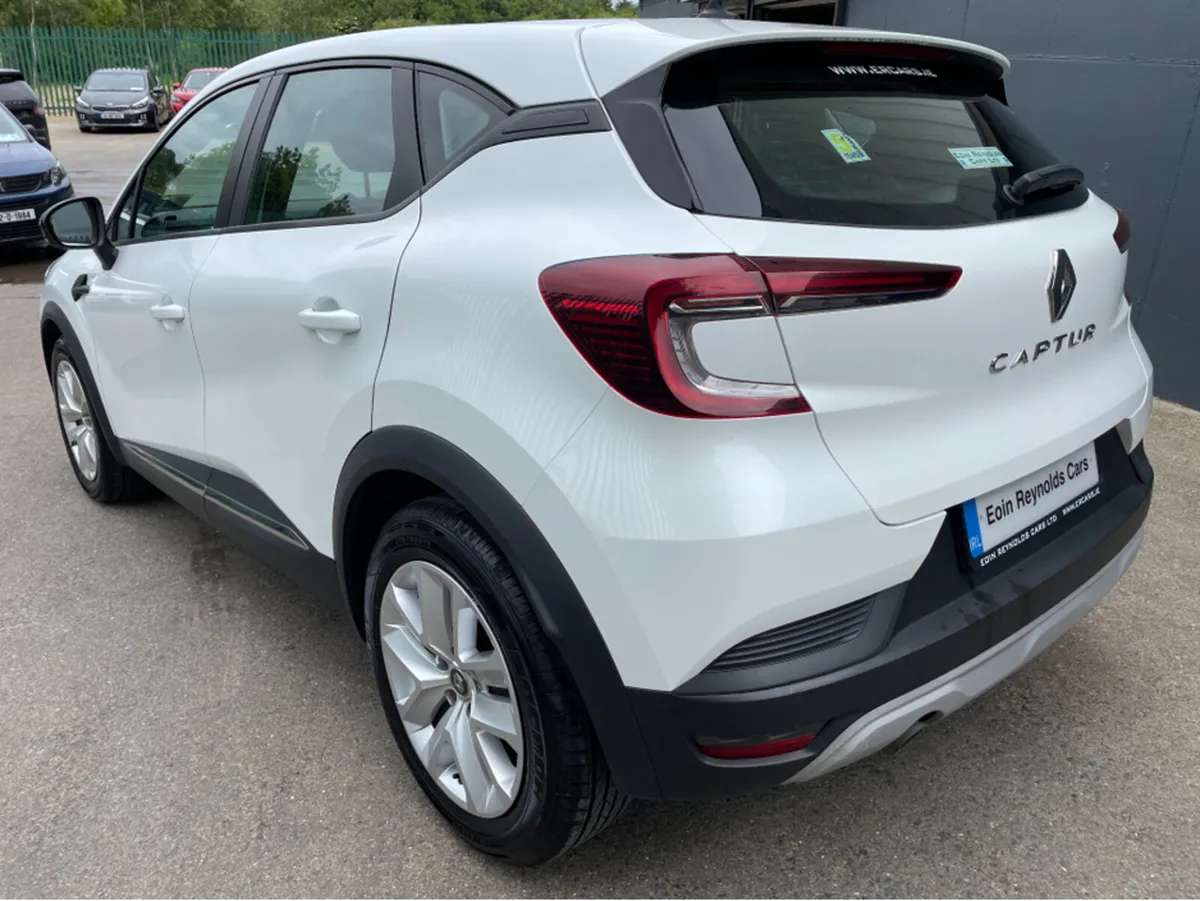 Renault Captur PLAY TCE 130  AUTO LOW KMS! AS NEW! - Image 4
