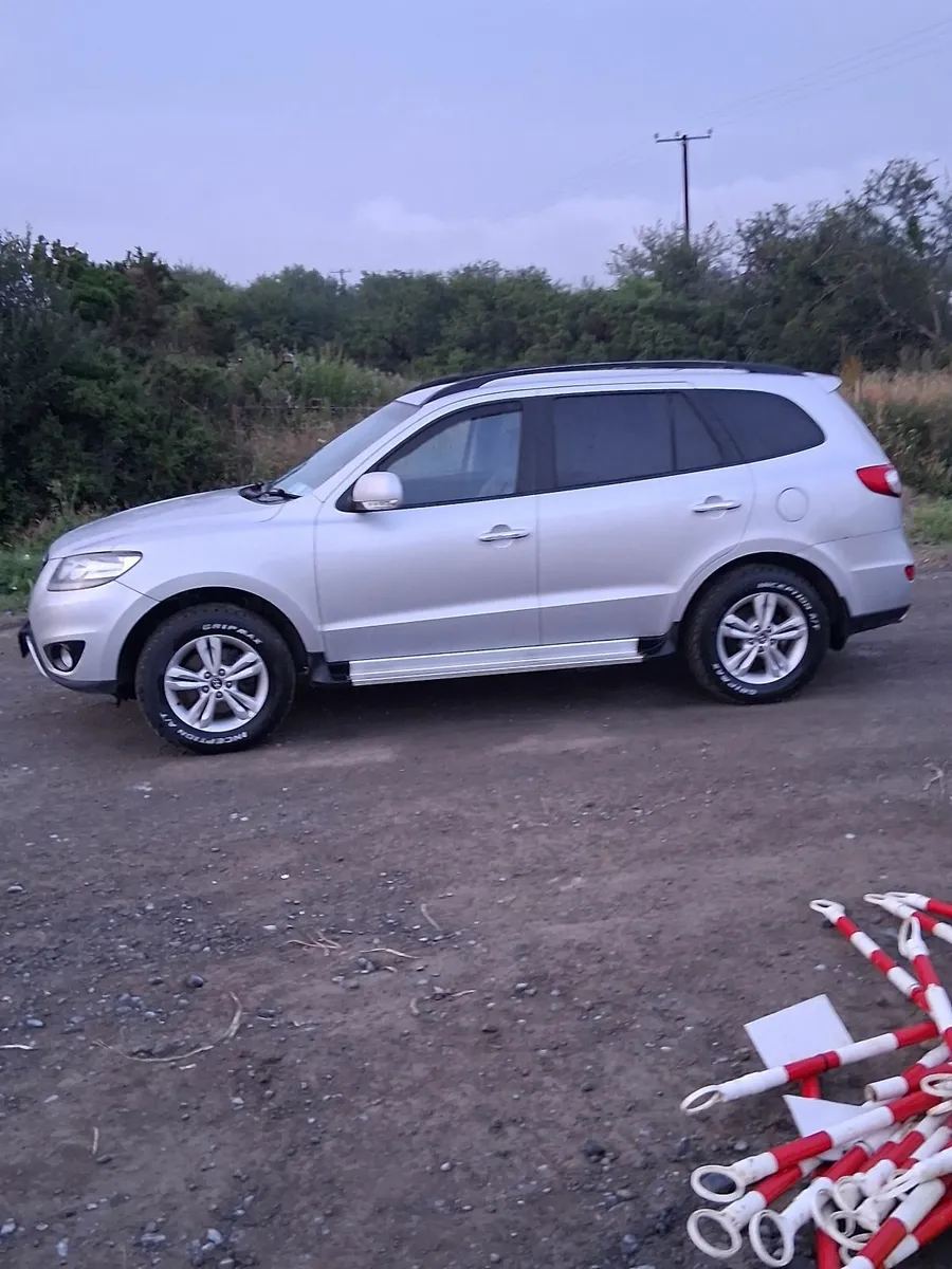 Hyundai Santa Fe 2012 - Image 2