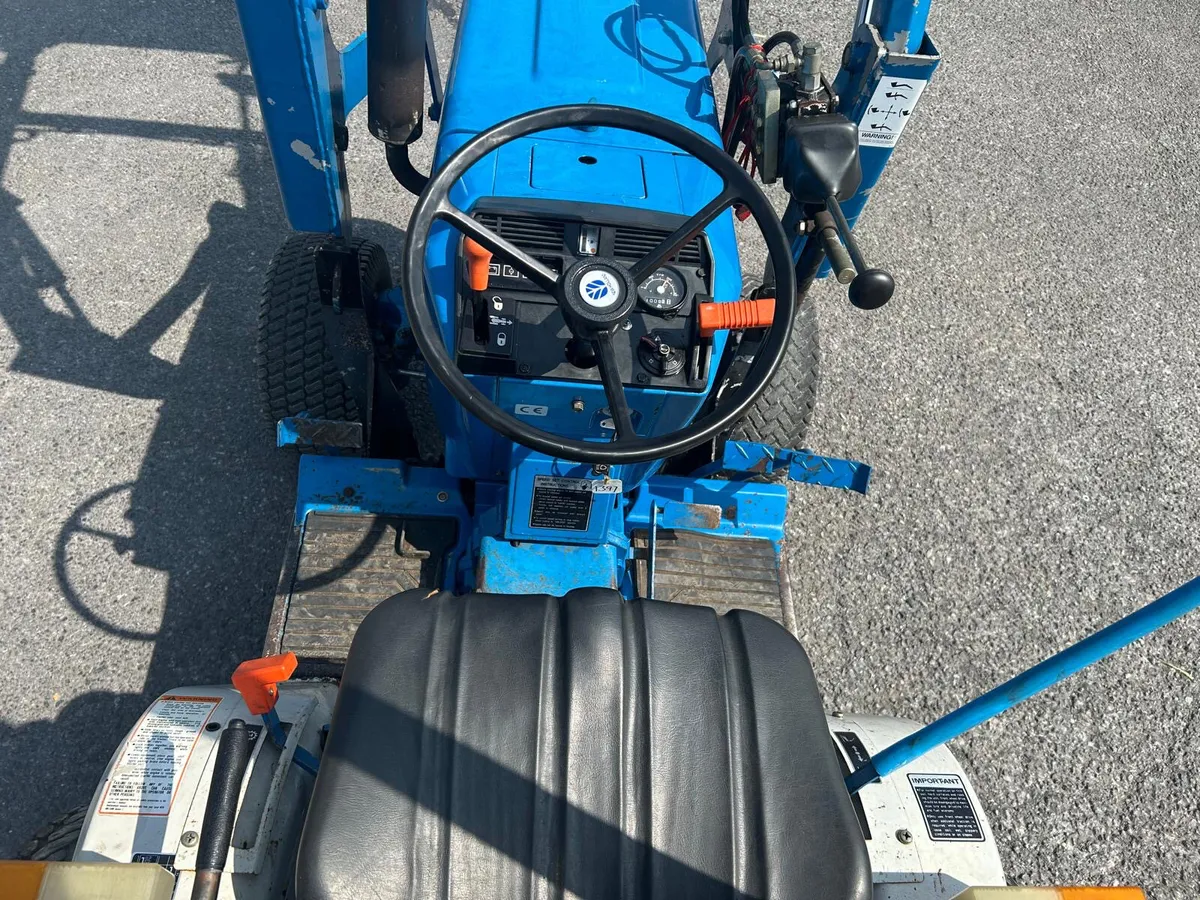 New Holland 1220 Compact Tractor with loader - Image 3