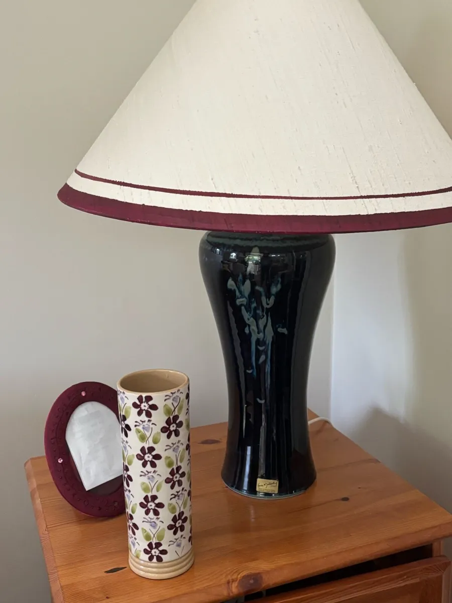 A Bundle of Table Lamps and Shades, barrel, pillar - Image 1