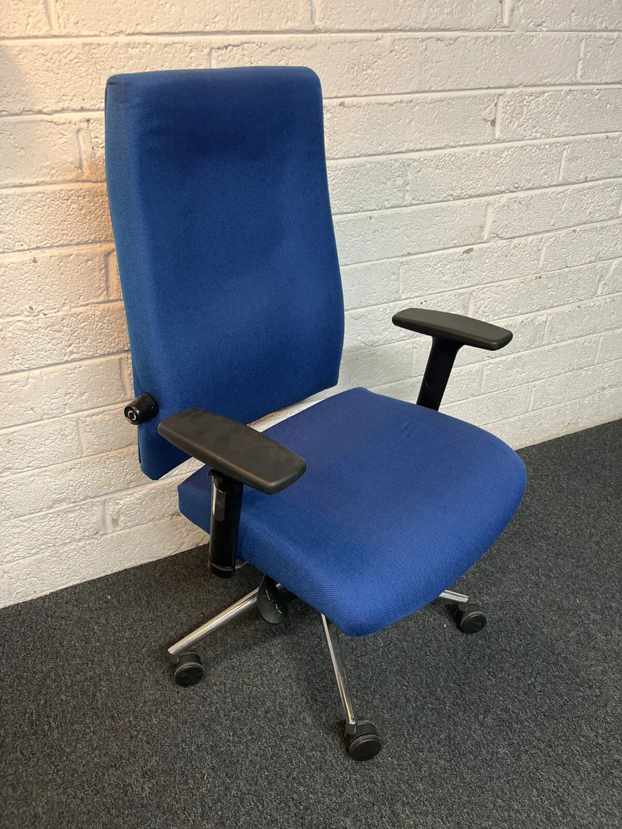 Secondhand High back, blue fabric swivel chair - Image 1