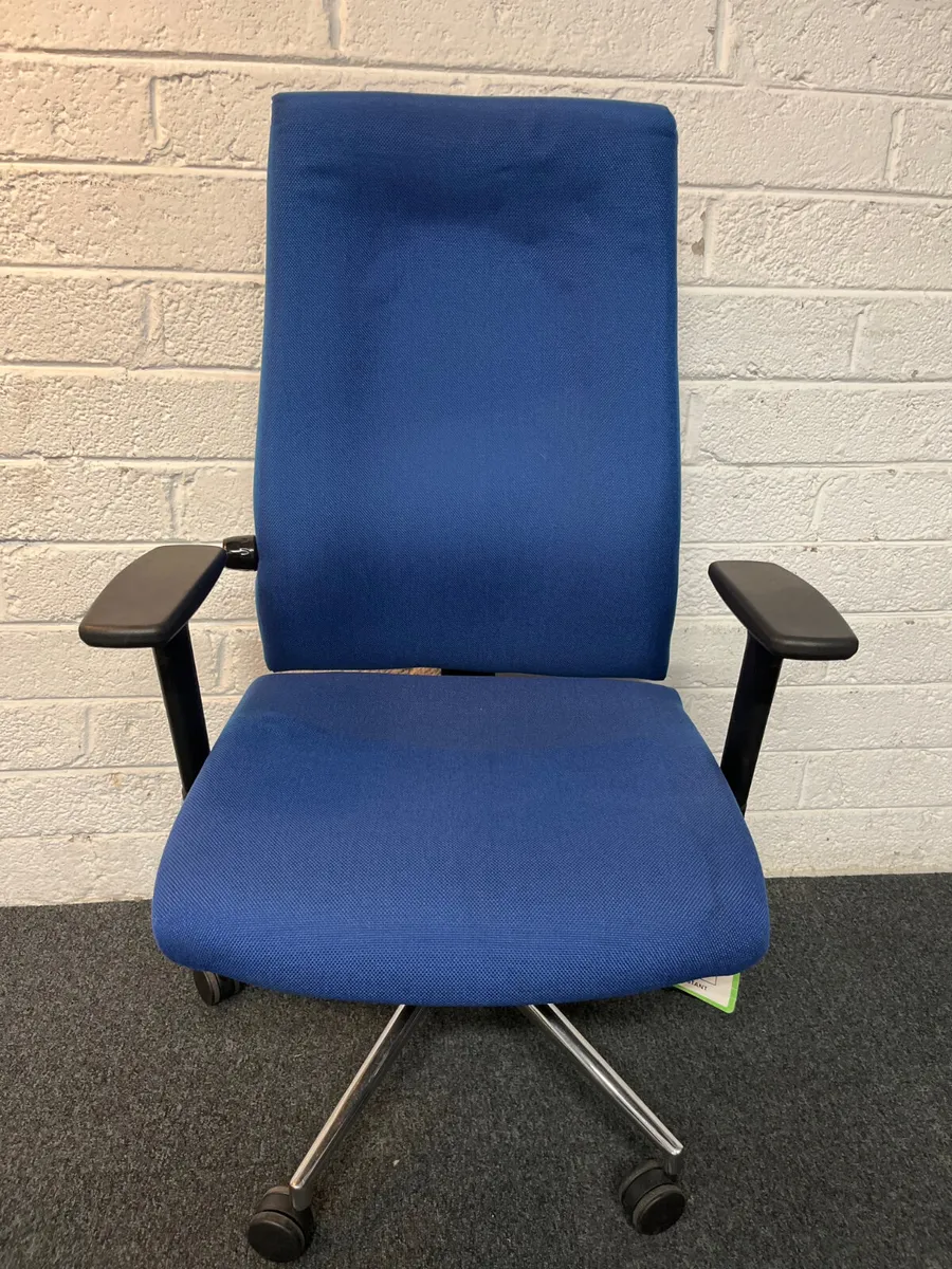 Secondhand High back, blue fabric swivel chair - Image 2