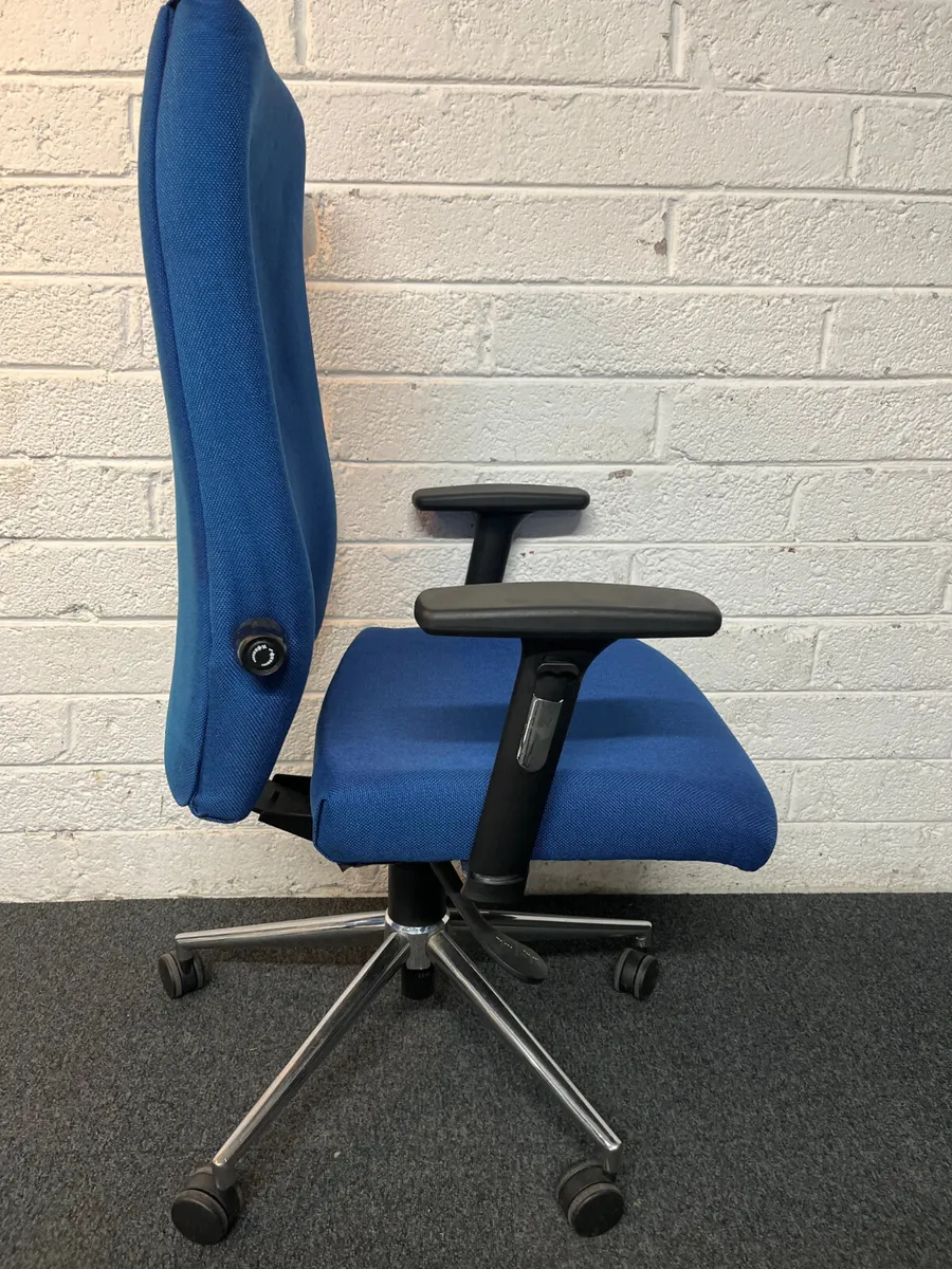 Secondhand High back, blue fabric swivel chair - Image 3