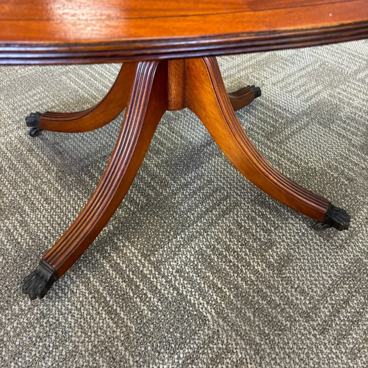 Fabulous mahogany flamed oval shaped coffee table - Image 4