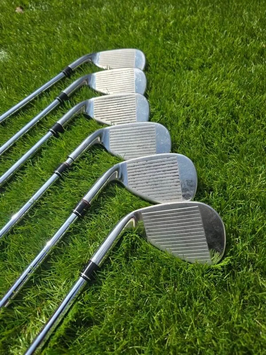 Set of Taylor Made Aeroburner Irons (5I - 9I), Your Edge Lift Off Woods (3W, 5W) and Yonex Cyberstar putter. - Image 3