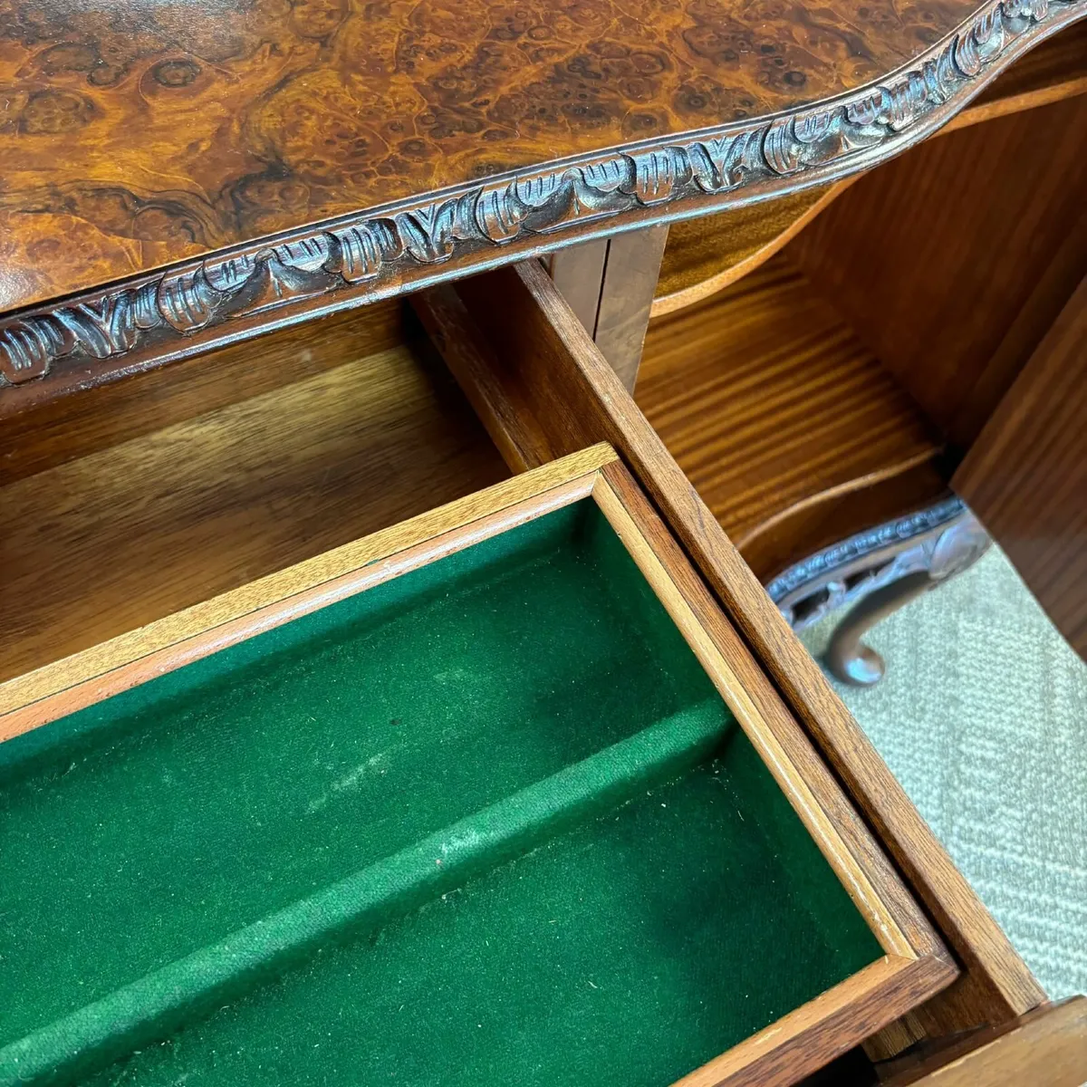 Fabulous walnut burr glass top Queen Anne style si - Image 2