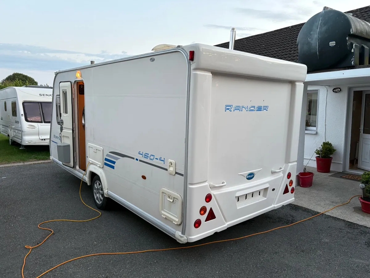 Fixed bed light weight caravan - Image 4