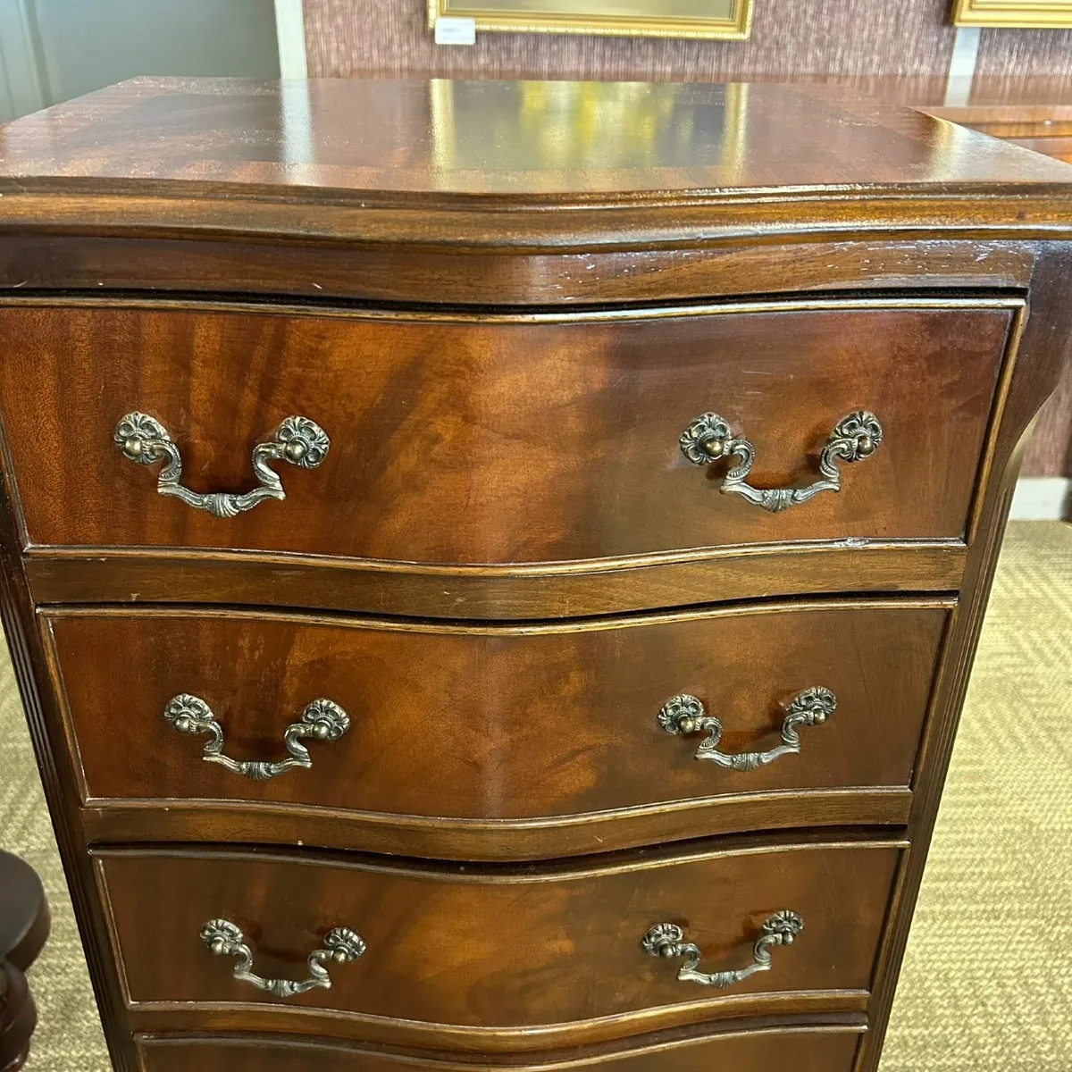Mahogany bow chest of six drawers - Image 2
