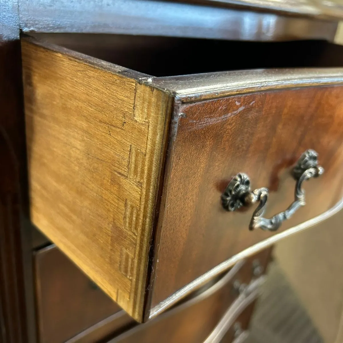 Mahogany bow chest of six drawers - Image 3