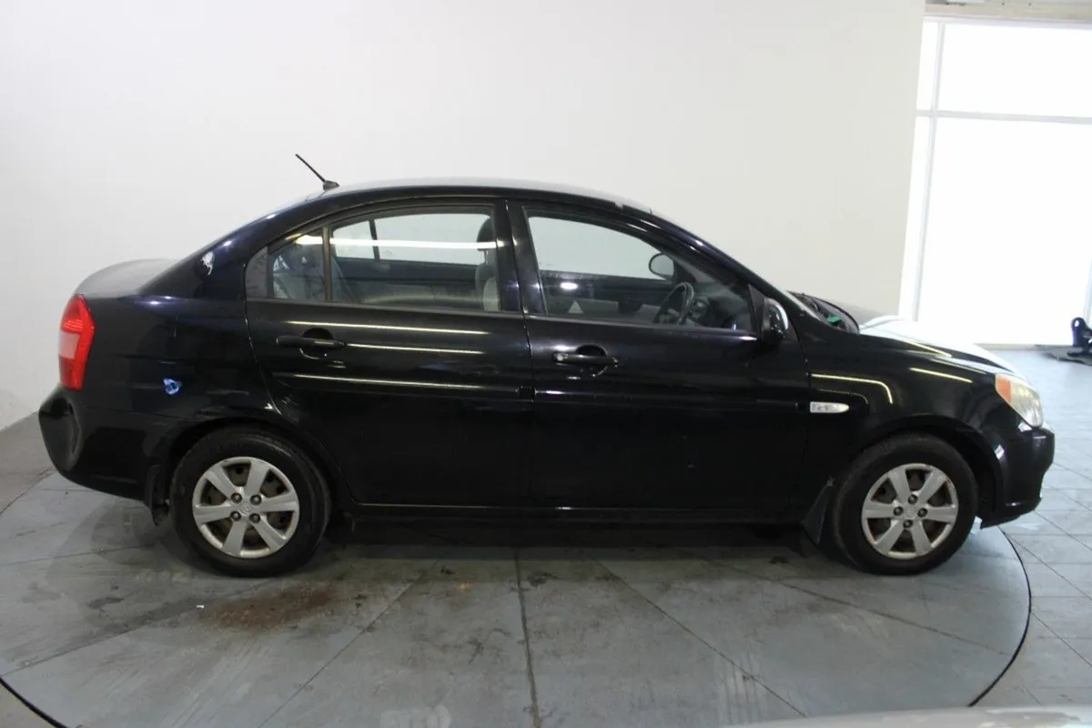 Hyundai Accent 1.4 Deluxe - Image 3