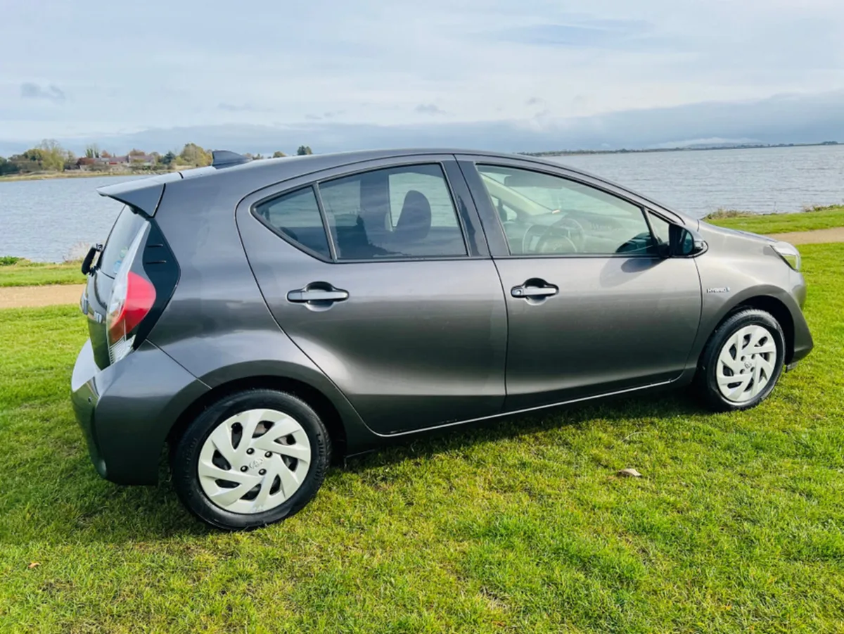 Toyota Aqua SALE NOW ON / €12900 / RARE COLOUR - Image 3