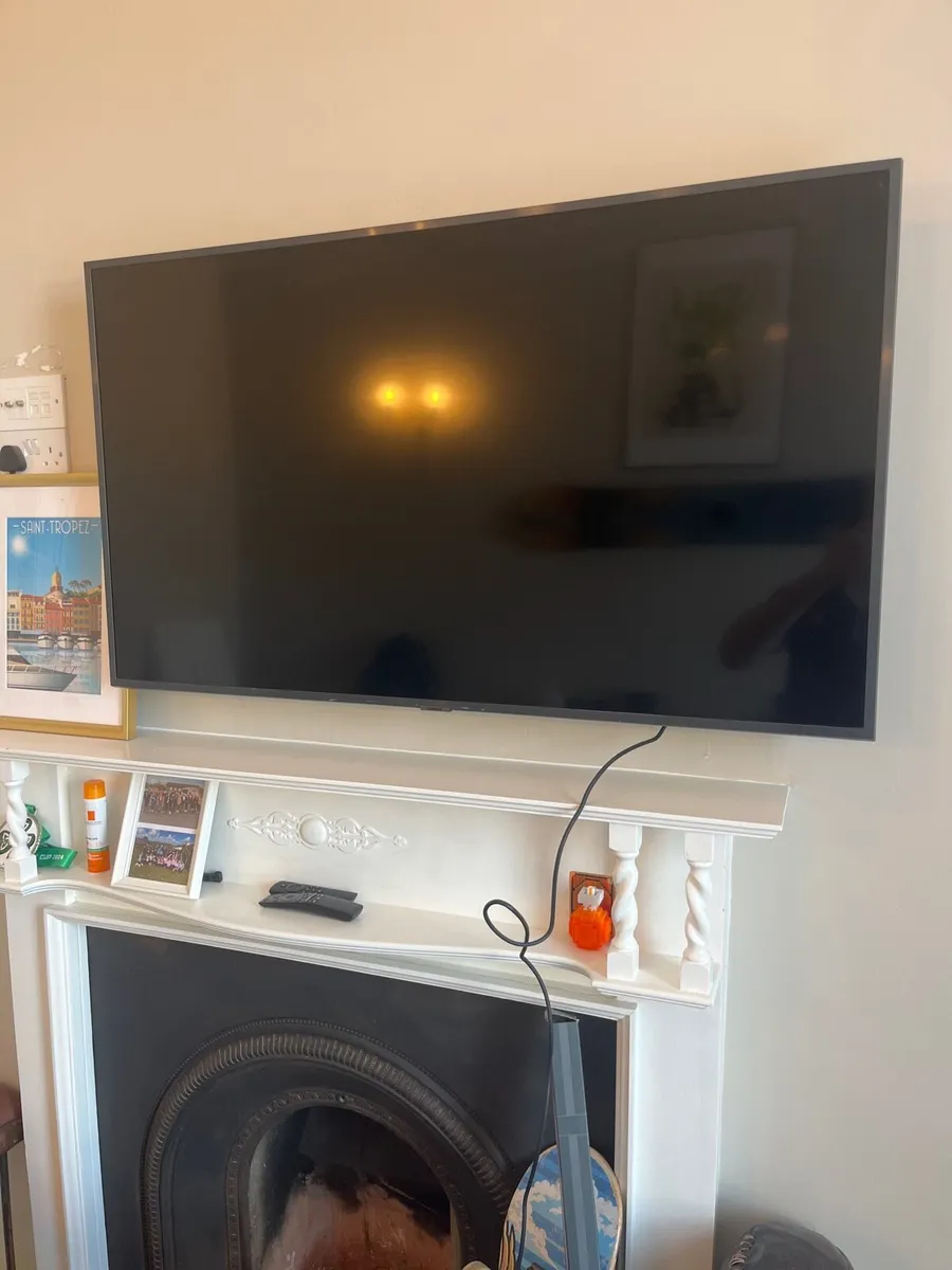 SAMSUNG TV 44’ / 120cm and wall stand - Image 2