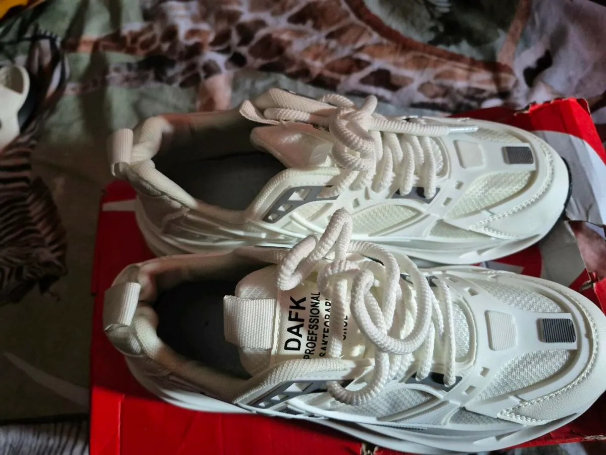 TRAINERS - Image 2