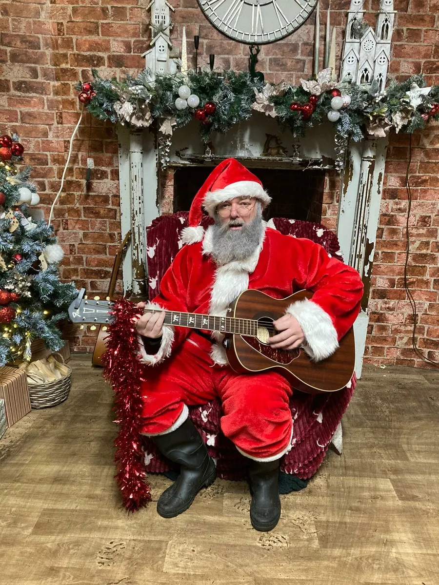 SANTA CLAUS SUIT NEEDED Volunteer santa claus - Image 1
