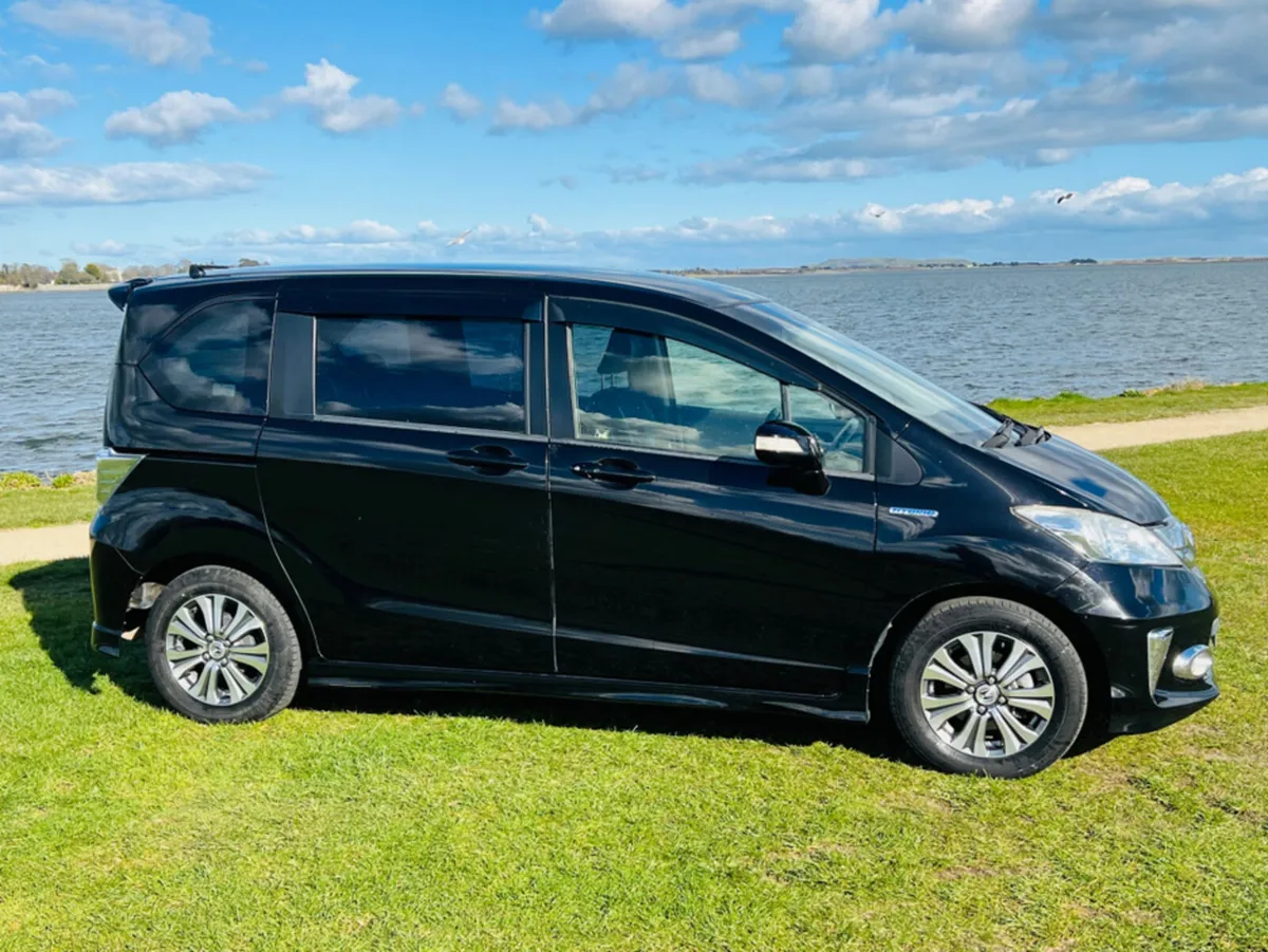 Honda Freed 6 SEATS / AUTO / HYBRID  / FINANCE AVA - Image 3