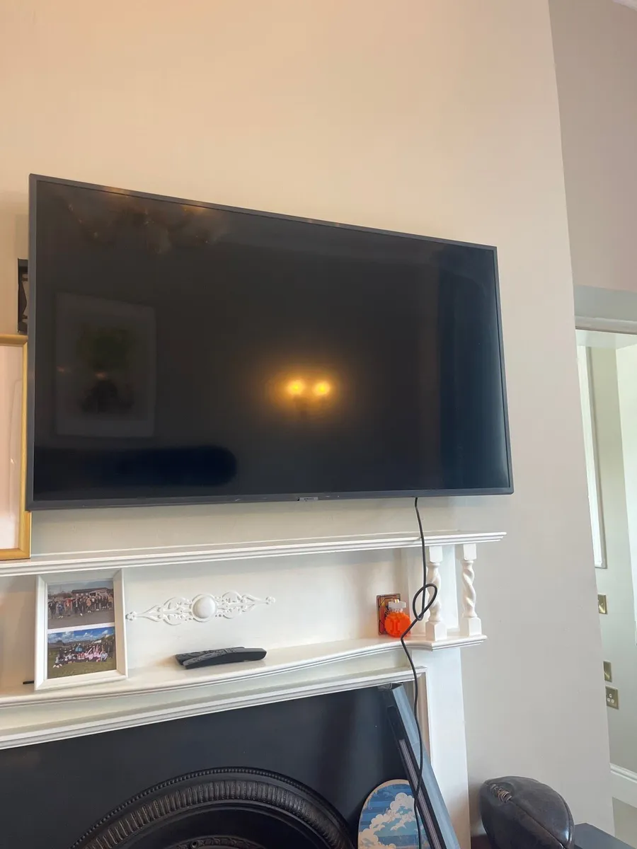 SAMSUNG TV 44’ / 120cm and wall stand - Image 1