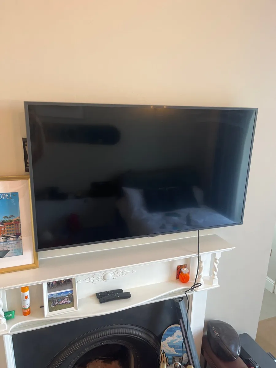 SAMSUNG TV 44’ / 120cm and wall stand - Image 3