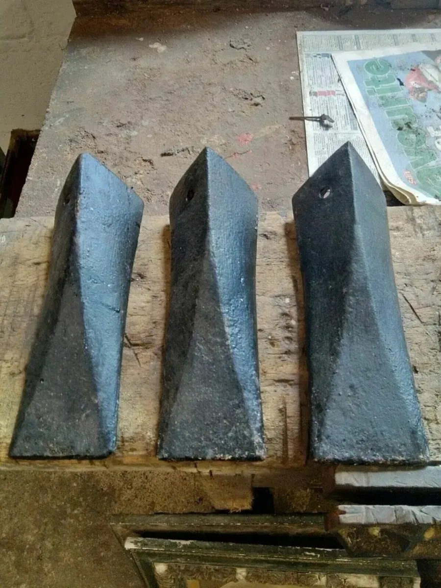 3. Vintage plough ridge points - Image 1