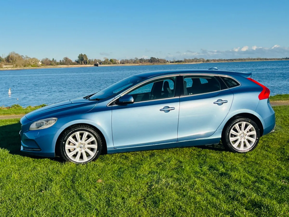 Volvo V40 SALE NOW ON / €13950 / FINANCE AVAILABLE - Image 3