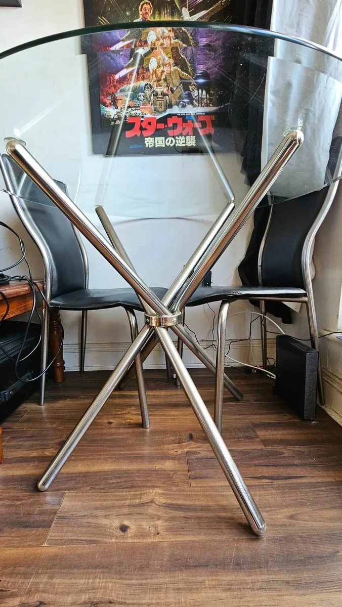 Glass dinning table with 3 chairs - NEGOCIABLE - Image 1