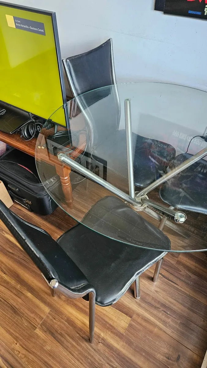Glass dinning table with 3 chairs - NEGOCIABLE - Image 3