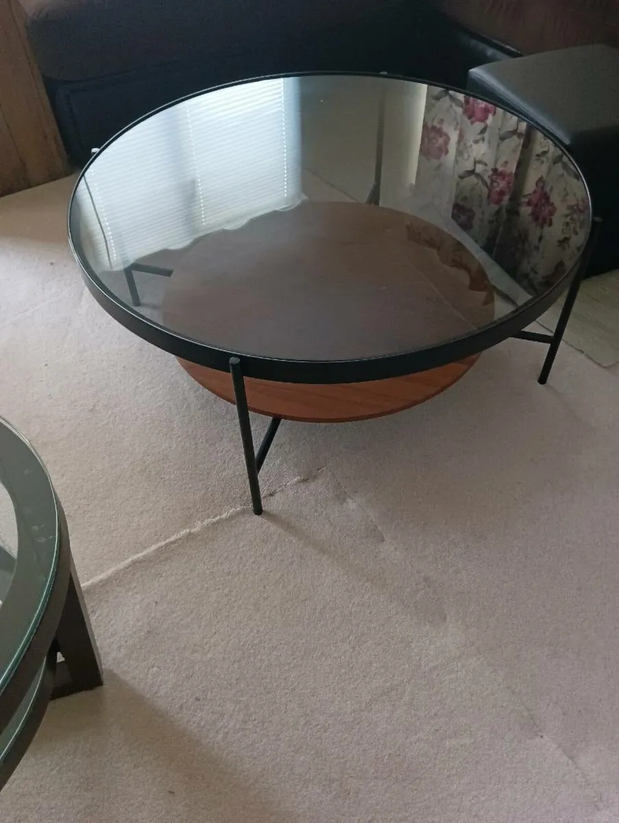 Beautiful coffee table round very strong like new. - Image 2
