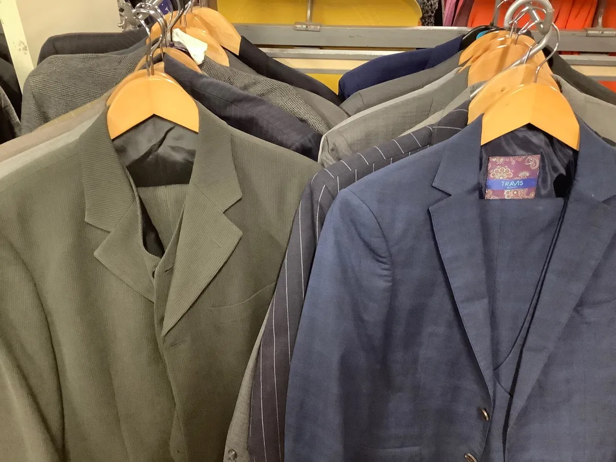 Joblot of gents suits and blazers - Image 1