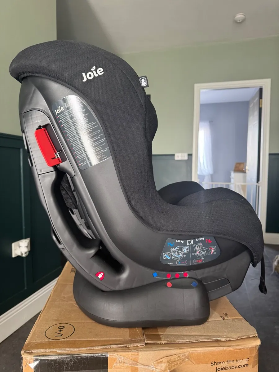 Joie Car Seat - Like New - Image 4