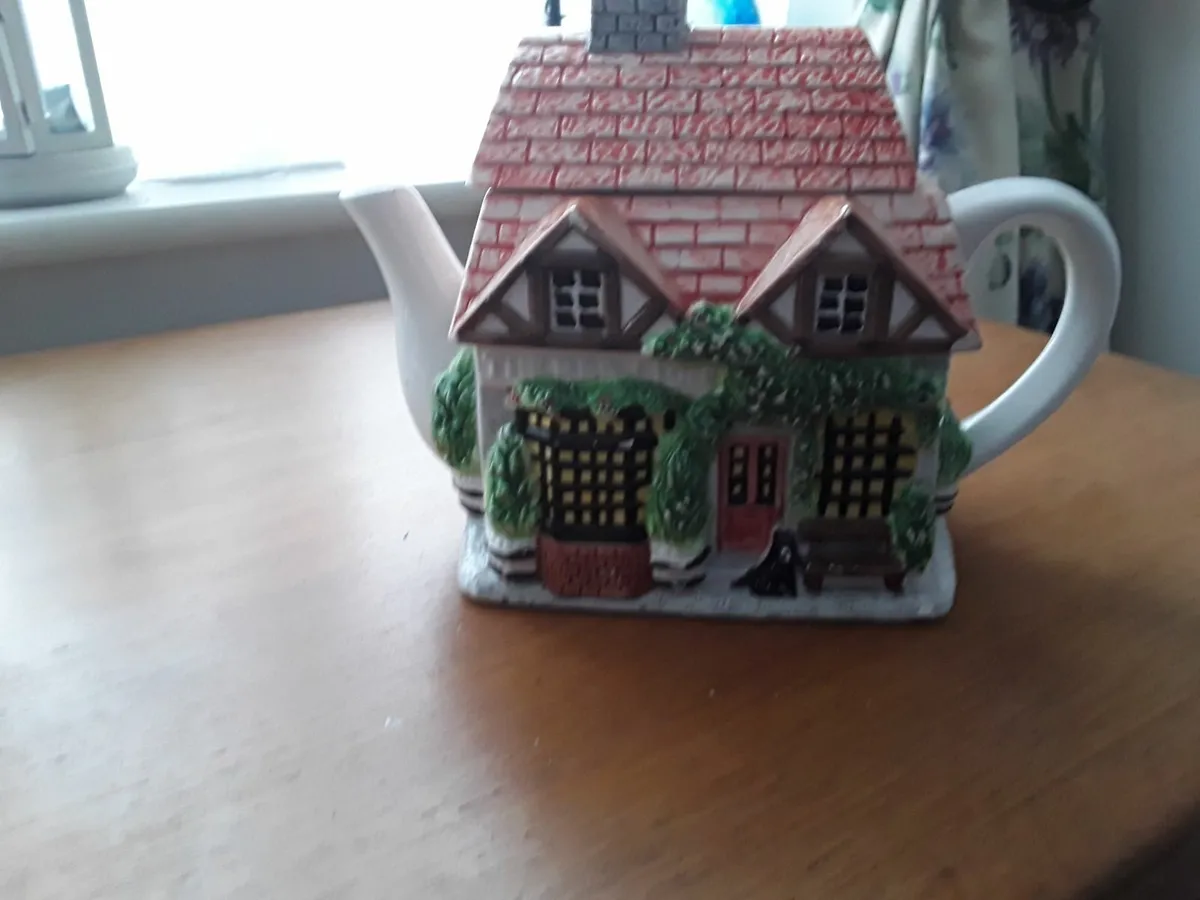 Two lovely collectibles teapots - Image 2